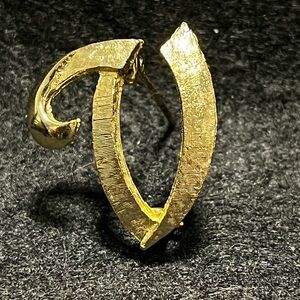 Vintage Gold Plated Cursive Letter
“V” Brooch Fashion - Rare Collectible